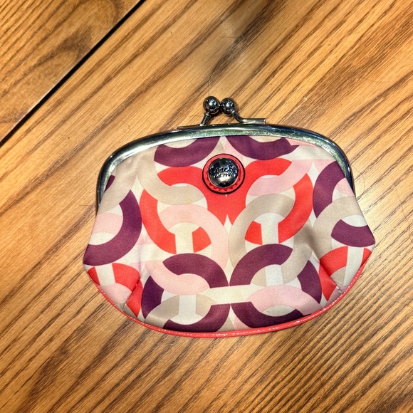 Coach Handbags - Coach Vintage Ashley Kisslock